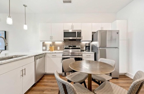 SoNo Apartment | 1B1B Midtown Apartment Private Balcony, Views, Gym - 1B4