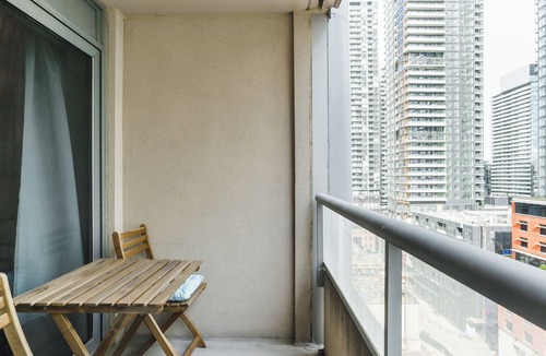 Wellington Place Condo | 1BR+Den Downtown - Steps from CN Tower, Rogers Centre, TIFF & More