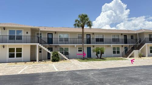 Iona Apartment | 1st floor, Davis Lake View Condo, Minutes to Sanibel