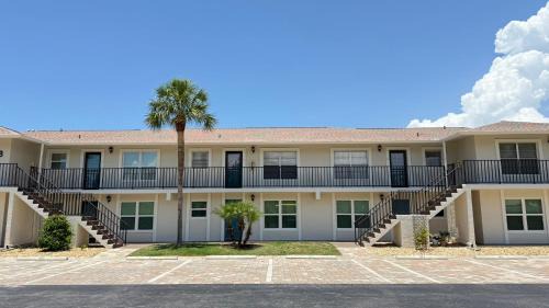 Iona Apartment | 1st floor, Davis Lake View Condo, Minutes to Sanibel