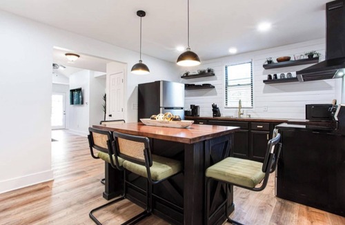 College Park Cottage | 2 Bedroom Modern Lake House Close to Midtown