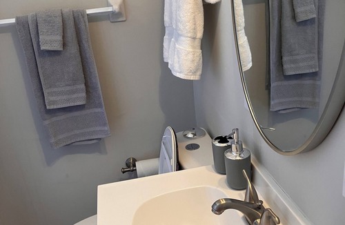 Urban Core House | 2-bedroom townhome in wonderful Jacksonville with cool AC