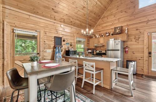 Sevierville Ski Chalet | 2 Bedroom wTickets to Dollywood, Pigeon Forge, Wood burning fire,Resort Pool