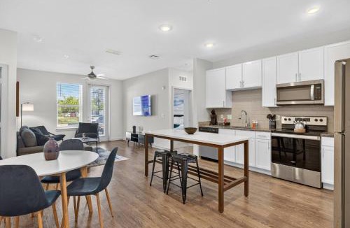 Arlington Apartment | 2 BR Apt |King Bed |Pool |Gym| Clse 2 Beach/Mayo