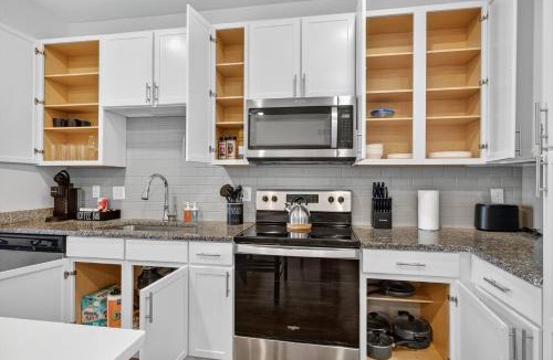 Arlington Apartment | 2 BR Apt |King Bed |Pool |Gym| Clse 2 Beach/Mayo
