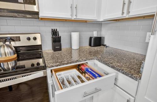 Arlington Apartment | 2 BR Apt |King Bed |Pool |Gym| Clse 2 Beach/Mayo