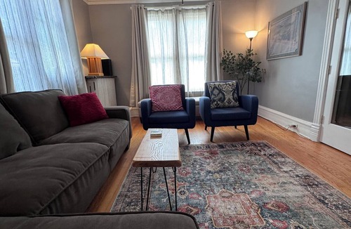 Oak Park Apartment | 2-BR central Oak Park flat+near FLW homes+near trains to Chicago+pets ok+parking