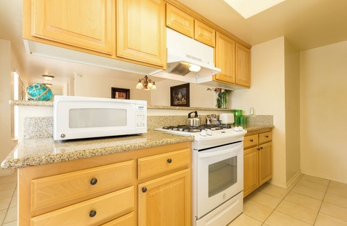 Oxnard Shores Hotel | 2 Comfortable Units, Kitchen & Free Parking