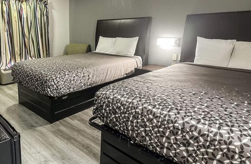 Guntersville Hotel | 2 Convenient Room Steps with 2 Queen Beds near Guntersville Nature Spots