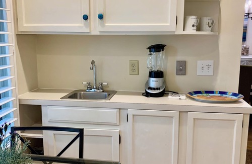 West Beach Cottage | 2 Inlet Cove; steps from the dock & pool; 10 min walk to the beach; EV charger