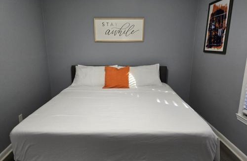 Forest Park Apartment | 2 King Beds Near Airport - The Silver Hideaway