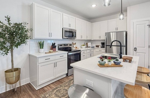 Mooresville Apartment | 2 King Beds | Pool, Gym & Easy First-Floor Access