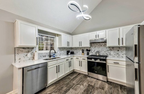 Clarkdale House | 2 King Suites | 2 Queen BR | 2 Living Rms (md)