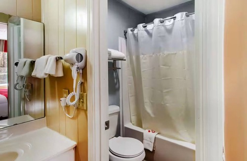 Ridgeland Hotel | 2 Queens Room Ideal for Families Staying in Ridgeland w/Free Parking