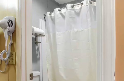Ridgeland Hotel | 2 Queens Room Ideal for Families Staying in Ridgeland w/Free Parking
