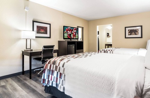 Dandridge Hotel | 2 Road Trip Ready Rooms w/Parking Near Knocks & Outdoor Adventures