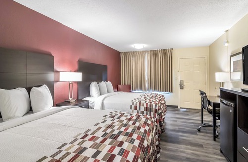Dandridge Hotel | 2 Rooms with 2 Queen Beds Ideal for Exploring Great Smoky Mountain Nature