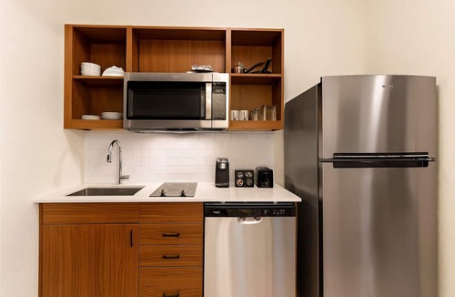 Newnan Hotel | 2 Spacious Units Near Newnan City Center | Gym Access | Free Parking!