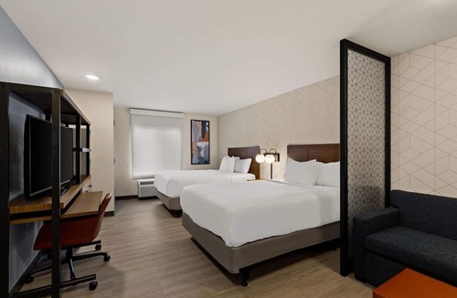 Newnan Hotel | 2 Spacious Units Near Newnan City Center | Gym Access | Free Parking!
