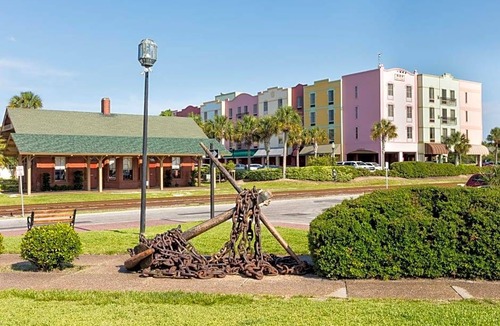 Fernandina Beach Hotel | 2-Star Hotel ∙ Hampton Inn & Suites Amelia Island