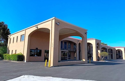 Newnan Hotel | 2-Star Hotel ∙ Days Inn by Wyndham Newnan