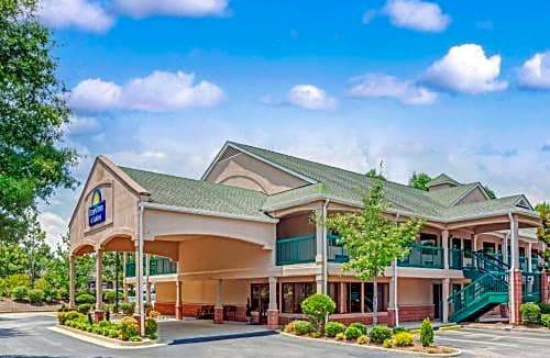 Peachtree City Hotel | 2-Star Hotel ∙ Days Inn & Suites by Wyndham Peachtree City