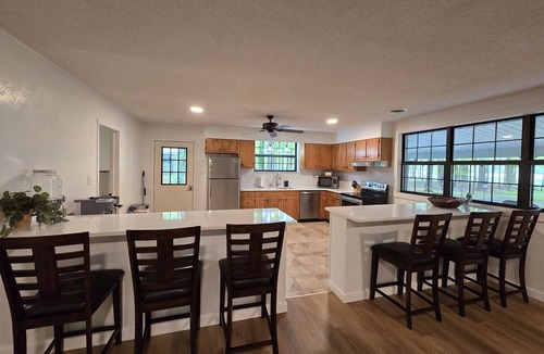 Dandridge House | 20% Off The Bird House, Park Setting-Lakefront-Dock-Firepit-Hot tub-Boat House