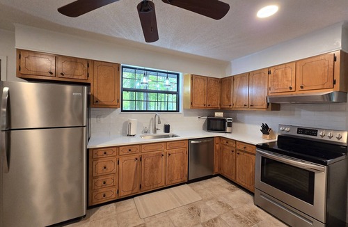 Dandridge House | 20% Off The Bird House, Park Setting-Lakefront-Dock-Firepit-Hot tub-Boat House
