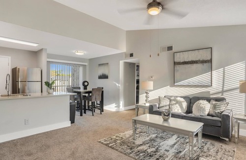 Arlington Apartment | 20% Off The Chrome Abode | 8min to UNF
