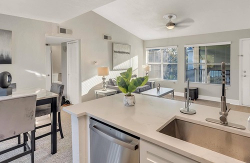 Arlington Apartment | 20% Off The Chrome Abode | 8min to UNF