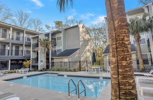 Arlington Apartment | 20% Off The Chrome Abode | 8min to UNF