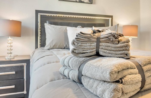 Arlington Apartment | 20% Off The Chrome Abode | 8min to UNF