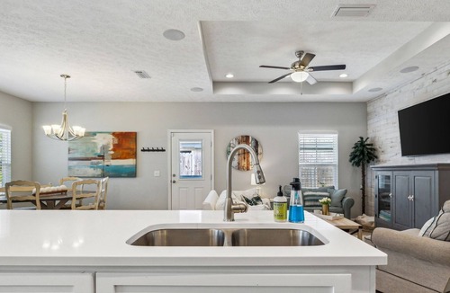 Laguna Beach Cottage | 2023 Updates! - less than 3 min walk to beach! 2 king beds, bunk bed, STOCKED