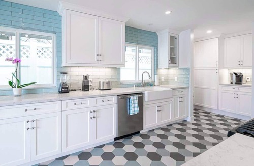 Newport Beach House | 223 E. Bayfront | Newly Remodeled Balboa Island Bayfront