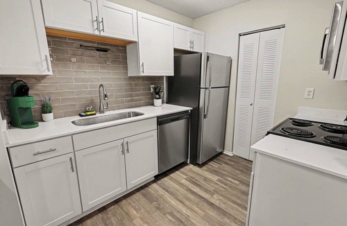 Vestavia Hills Apartment | 2BR Great for Mid/Long Stays - King Bed/Pool/Gym/Family Friendly