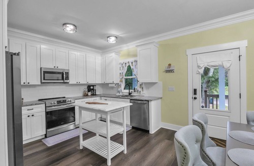 Midway House | 3 bd home on Saltwater creek-private pool within 25 min of Pooler
