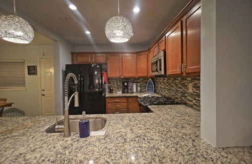 Arlington House | 3 Bdrm 2 Bath Pool home close to everything