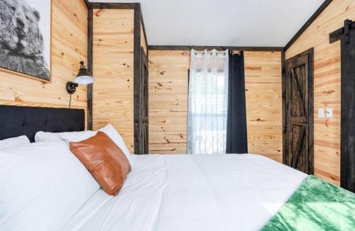 Guntersville Apartment | 3 Bearly Working Luxury Tiny House Firepit Mins to Lake Guntersville