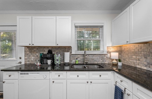 Augusta House | 3 bedroom 2 bathroom home with fenced yard that allows pets. The sleeping arrangements are 3 queen beds.