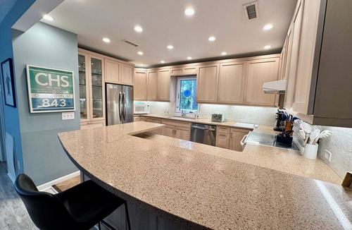 West Beach Cottage | 3 Bedroom/3 Bathroom Sparrow Pond Cottage, Close to Beach