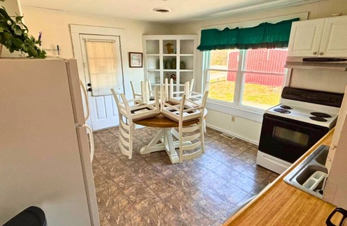 Cave Spring Cabin | 3-bedroom Bird's Nest Lodge in pleasant Cave Spring with AC and charm