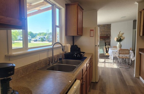 Northside House | 3 Bedroom Home with RV Hookup and Fishing Lake - Manufactured Home
