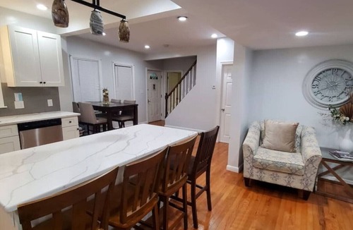 Everett House | 3 Large Bedrooms | Modern Décor | Spacious