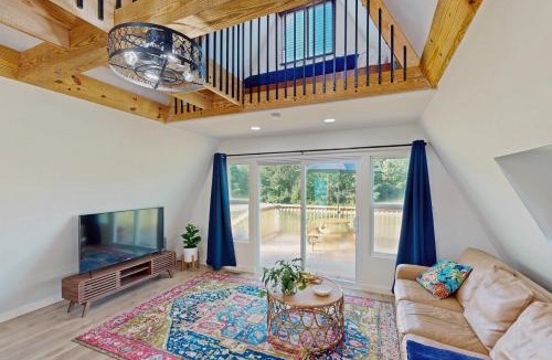 Leesville Apartment | 3 Mi to Lake Murray: Dog-Friendly Cabin w/Deck