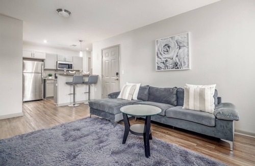 Sherwood Park Apartment | 3 mins from Space Center &BridgeStreet.