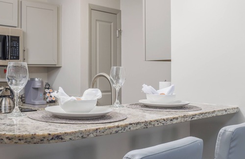 Sherwood Park Apartment | 3 mins from Space Center &BridgeStreet.