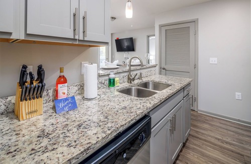 Sherwood Park Apartment | 3 mins from Space Center &BridgeStreet.