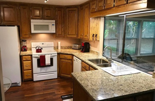 Fayetteville House | 3Bedroom 2 Bath Home. Close to Trilith Studio's Airport… shopping mall.