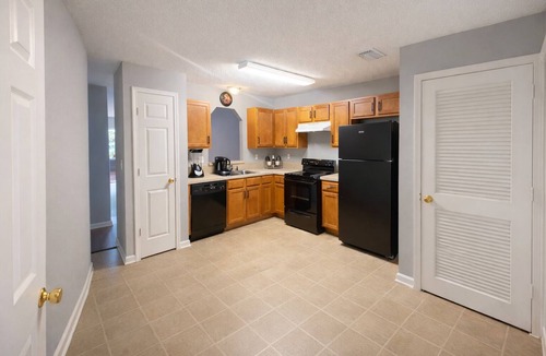 Westside House | 3BR Near NAS JAX- Monthly Stays- Welcome Quiet Work-Ready w/Parking