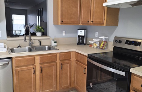 Westside House | 3BR Near NAS JAX- Monthly Stays- Welcome Quiet Work-Ready w/Parking